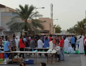 المعتصمون أمام منزل الشيخ عيسى قاسم